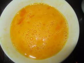 把鸡蛋打进碗里，加入适量的盐打发