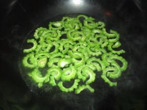 准备一锅热水，倒入苦瓜