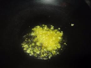 起油锅，倒入大蒜泥爆香