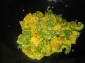 用筷子快速的翻动一下