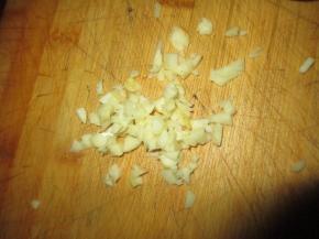 把大蒜剁碎