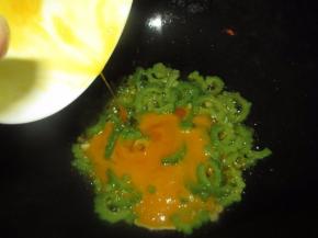 然后倒入鸡蛋液