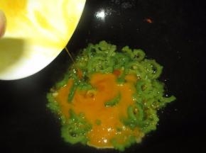 然后倒入鸡蛋液