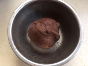 然后粉类与黄油和蛋液揉匀成团