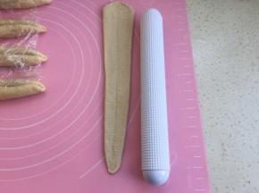 再擀长到25cm，最宽处4cm