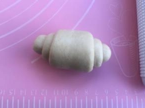 从宽的一头卷起