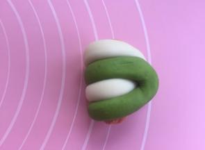 对折，扭紧收口