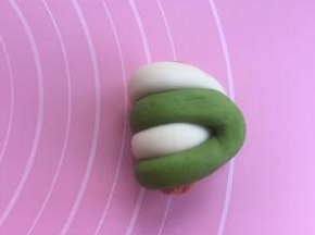 对折，扭紧收口