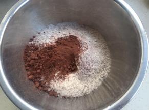 把黑麦粉和可可粉，以及盐、糖搅匀