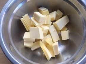 黄油软化后用手抽搅开。