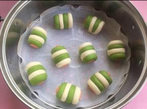 收口朝下放入蒸锅，醒发30分钟（蒸锅里可以用温水保温）