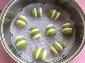 收口朝下放入蒸锅，醒发30分钟（蒸锅里可以用温水保温）