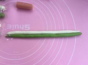 再一次搓长至20cm左右，一白一绿相配，