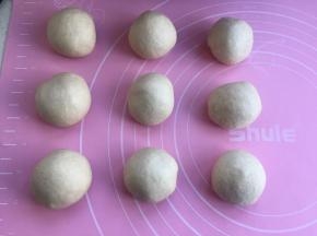 擀开排气，分成均匀9个。松弛10-15分钟