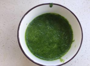 菠菜叶和水以1:1.2的比例用料理机打糊。