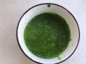 菠菜叶和水以1:1.2的比例用料理机打糊。