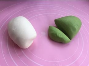 两手同时揉两个面团，揉到无气孔。