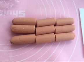 把火腿肠切成9条。