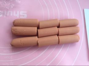 把火腿肠切成9条。