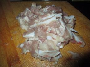 把脆骨在水里浸泡半个小时，然后切成小条状