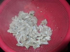 煮三至五分钟左右取出沥干水份