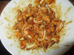 把脆骨放进碗里，加入蚝油、蜂蜜拌好后腌上二个小时左右