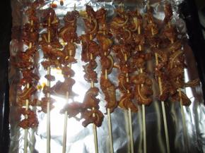 烤盘上垫上铝纸，把脆骨串起来