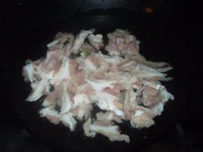 准备一锅热水，倒入脆骨