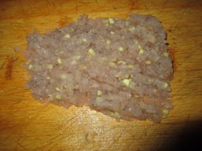 把虾肉和生姜剁碎