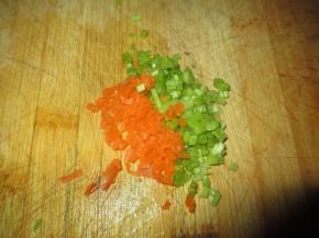 胡萝卜和香草杆切碎