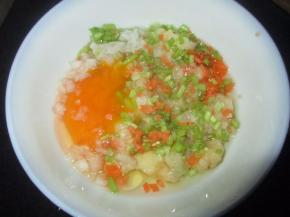 放进碗里，加入虾肉、鸡蛋、盐、鸡精