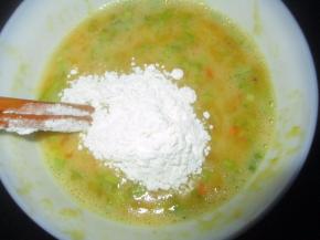 再加一点面粉，拌成面糊