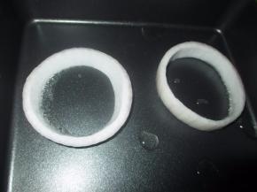 锅里加入橄榄油预热，放入洋葱圈