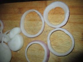 洋葱横切成一个个的圈