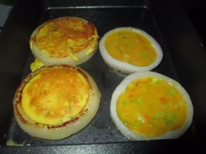 过三分钟后翻个面继续煎到金黄即可