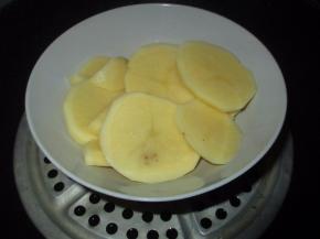 放进碗里，入锅蒸的能用筷子很容易的插入