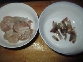 把虾尾和虾肉分离，虾尾留着一会有用的