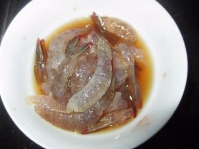 虾去壳，并用料酒腌会
