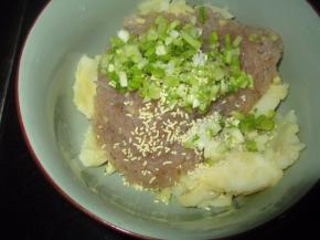 然后和土豆泥一起放进碗里，加入适量的盐、鸡精和香菜杆子拌好