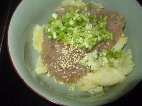 然后和土豆泥一起放进碗里，加入适量的盐、鸡精和香菜杆子拌好
