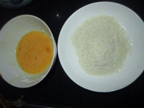 准备好鸡蛋液和面包糠