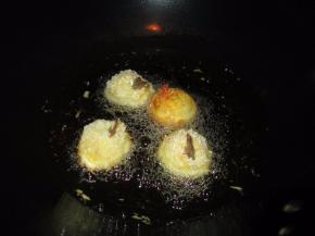 入油锅炸到表面金黄取出