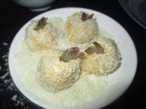 再把虾尾插在上面