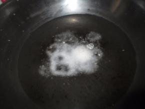 准备一锅热水，加入足够的盐