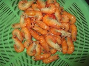 然后倒是篮子里，沥干汤水