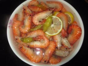 倒进沥过的虾，放进冰箱里放到晚上即可食用了