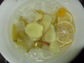 然后加入冰水和冰块，再加一点盐