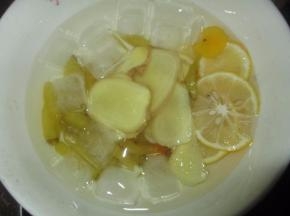 然后加入冰水和冰块，再加一点盐