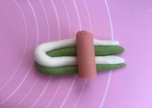 如图对折，放好火腿肠