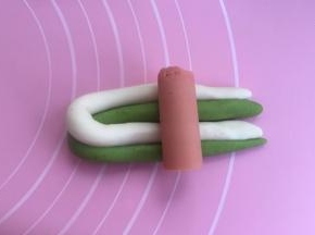 如图对折，放好火腿肠